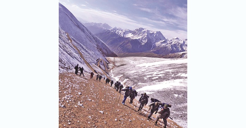 हिउँ छिचोल्दै हिल्सामा सशस्त्र प्रहरी