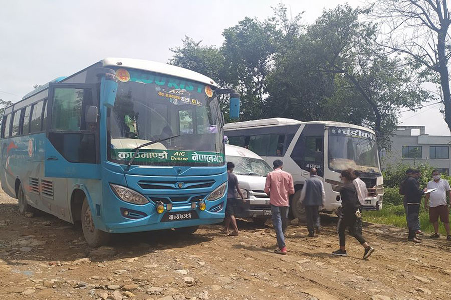 महँगो भाडा लिएर यात्रु ओसार्दै यातायात व्यवसायी