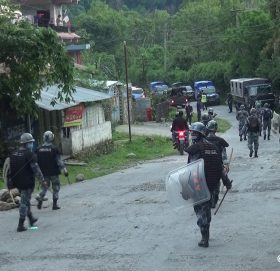 कोरोना संक्रमितको शव व्यवस्थापन गर्न प्रशासनलाई हम्मेहम्मे:  जनप्रतिनिधि बाटो छेके, प्रहरीले लाठी हान्यो