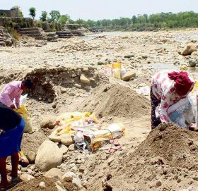 पेट भर्न खोलाकै भर, चर्काे घाममा गिट्टी नचाले चल्दैन गुजारा