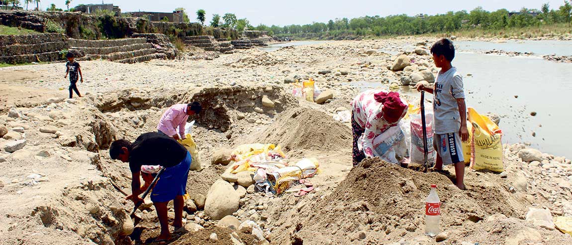 पेट भर्न खोलाकै भर, चर्काे घाममा गिट्टी नचाले चल्दैन गुजारा