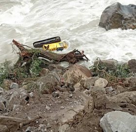 ५० यात्रु बोकेर क्वारेन्टाइन हिँडेको टिपर कर्णालीमा खस्यो