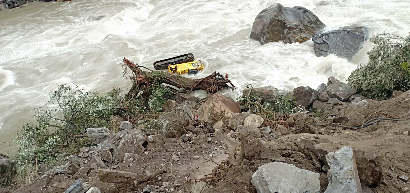 ५० यात्रु बोकेर क्वारेन्टाइन हिँडेको टिपर कर्णालीमा खस्यो