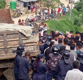 काभ्रेमा टिपरको ठक्करबाट दुई जनाको मृत्यु