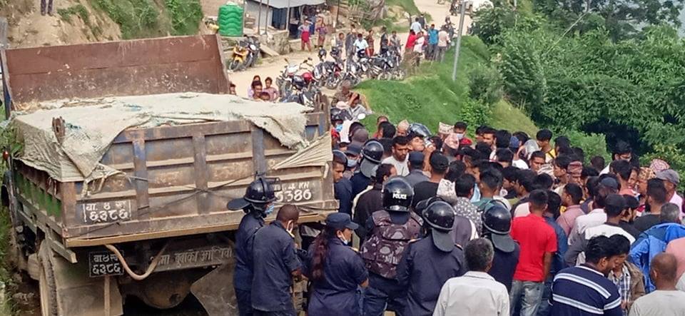 काभ्रेमा टिपरको ठक्करबाट दुई जनाको मृत्यु