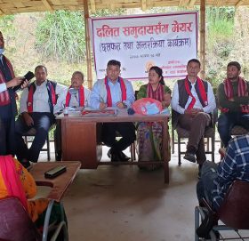 धुलिखेल नगर लाई छुवाछूत मुक्त नगर बनाउने अभियान सुरु, दलितको घरआगनमा पुगे मेयर अशोक