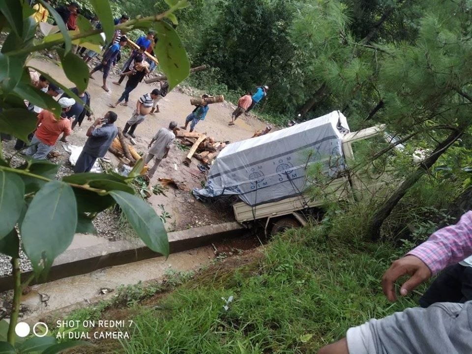 काभ्रेको नमोबुद्धमा म’लामी बोकेको गाडी दु’र्घटना, ७ जना घा’इते
