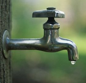 काभ्रेको पनौतीमा खानेपानीको चरम समस्या, ट्याङ्कर बाट पानी वितरण  गरिदै