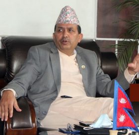आफ्नै बोलीमा चुक्दै स्वास्थ्यमन्त्री