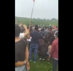 खोकनामा स्थानीय र प्र’हरीबीच झ’डप