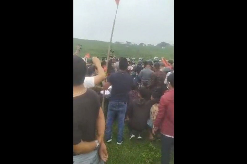 खोकनामा स्थानीय र प्र’हरीबीच झ’डप