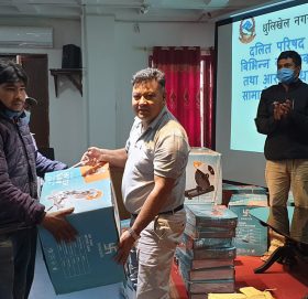धुलिखेल नगरपालिकाद्धारा सबै वडालाई बाजा तथा आरनका सामग्रीहरु वितरण  गर्दै