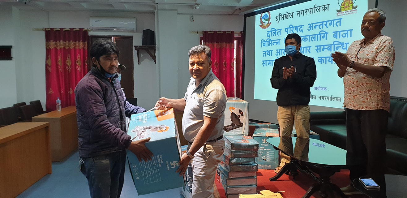 धुलिखेल नगरपालिकाद्धारा सबै वडालाई बाजा तथा आरनका सामग्रीहरु वितरण  गर्दै