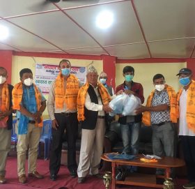 काभ्रे काँग्रेसका नेता तामाङद्वारा विद्यालयहरुलाई स्वास्थ्य सामग्री बितरण