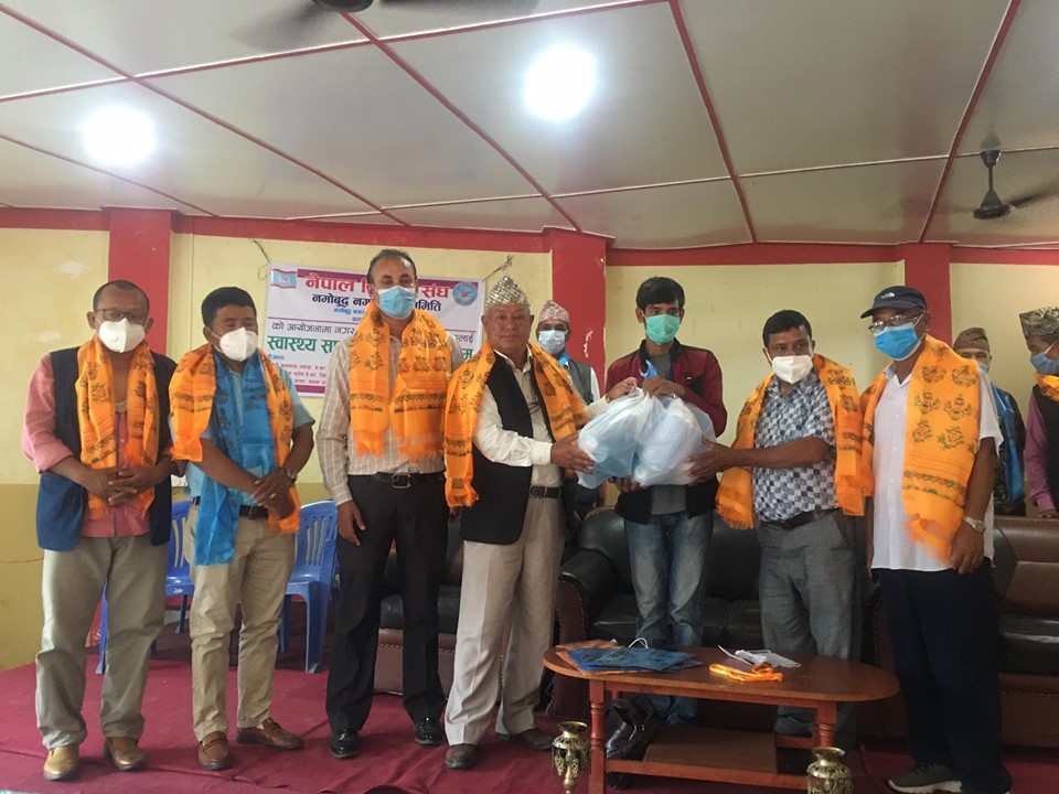 काभ्रे काँग्रेसका नेता तामाङद्वारा विद्यालयहरुलाई स्वास्थ्य सामग्री बितरण