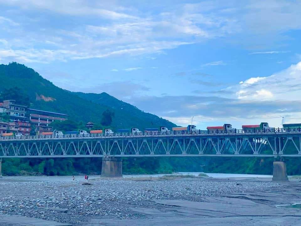 दोलालघाट पुलमा टिपरको जात्रा