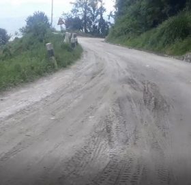 बिपी राजमार्गको दाहालडाँडा-भकुण्डे सडक खण्ड कुरुप, कहिले होला पिच ? (भिडियो सहित)