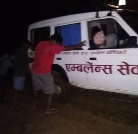 काभ्रेको कोशीपारीबाट बिरामी सुत्केरीलाई अस्पताल ल्याउँदाको सकस (भिडियो सहित)