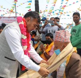 धुलिखेल नगरपालिका घरघरमै पुगेर जेष्ठ नागरिकलाई सम्मान गर्दै