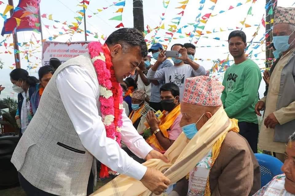 धुलिखेल नगरपालिका घरघरमै पुगेर जेष्ठ नागरिकलाई सम्मान गर्दै