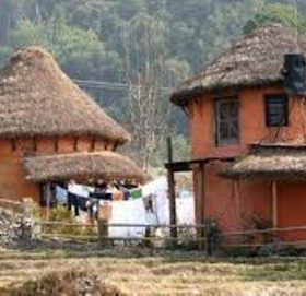 चौरी देउरालीका पुराना शैलीका घरको छानो फेरिदै