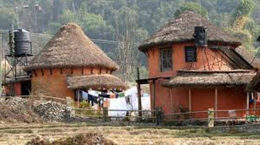 चौरी देउरालीका पुराना शैलीका घरको छानो फेरिदै