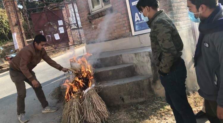ने वि संघ केयुद्वारा प्रधानमन्त्री केपि ओलीको पुत्ला दहन