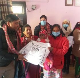 धुलिखेलका दलित सुमदायका बालवालिकाहरुलाई सर्वोतम पिठो बितरण गरिदै
