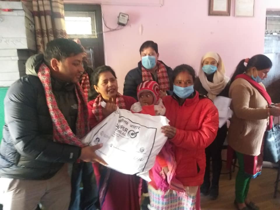 धुलिखेलका दलित सुमदायका बालवालिकाहरुलाई सर्वोतम पिठो बितरण गरिदै