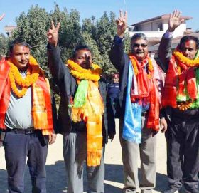 काभ्रेका कुन सांसद कुन समूहमा ?