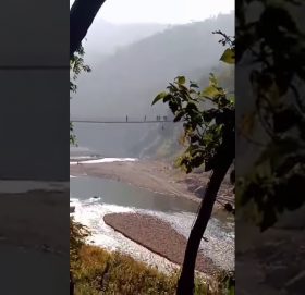 टिकटक बनाउने क्रममा झोलुंगे पुलबाट खसेका युवकको मृ’त्यु