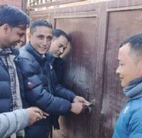 ओली पक्षका युवाद्वारा बनेपामा रहेको पार्टी कार्यालय कब्जा