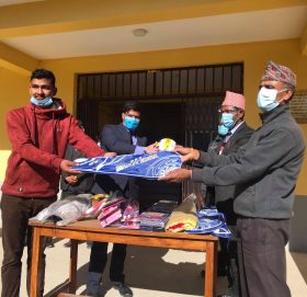 हनुमान माविलाई पूर्व विद्यार्थीहरुले दिए खेलकुदका सामग्री