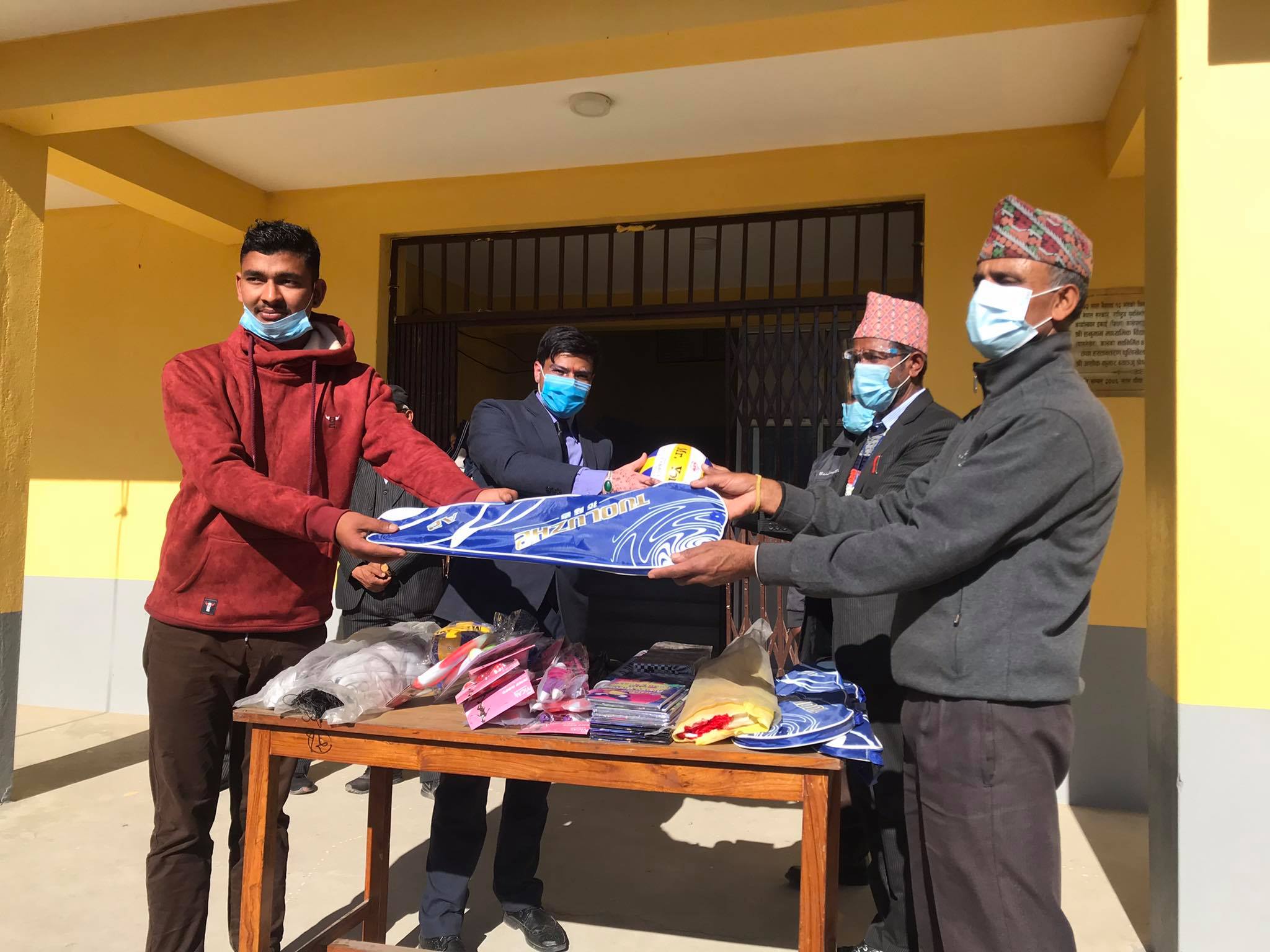 हनुमान माविलाई पूर्व विद्यार्थीहरुले दिए खेलकुदका सामग्री