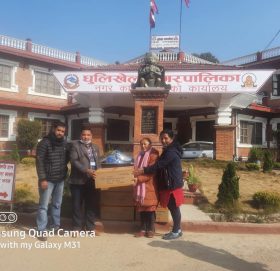 धुलिखेलका स्वास्थकर्मीलाई शान्ति जन आदर्शद्धारा फेश सिल हस्तान्तरण