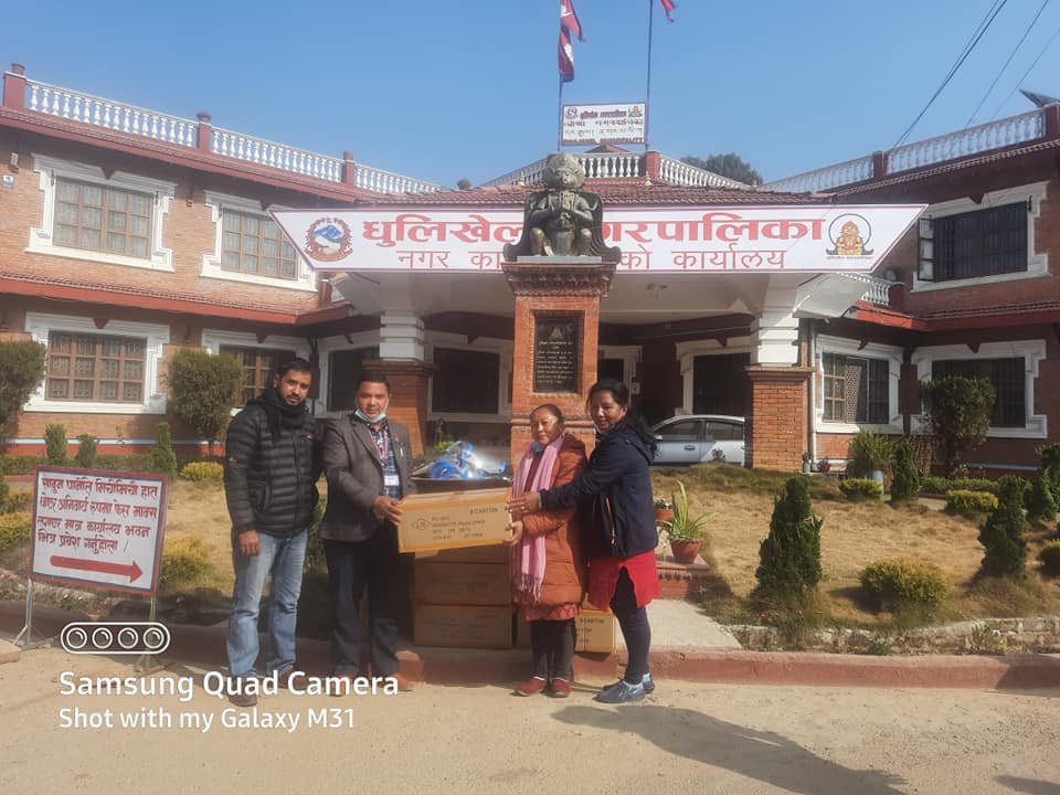 धुलिखेलका स्वास्थकर्मीलाई शान्ति जन आदर्शद्धारा फेश सिल हस्तान्तरण