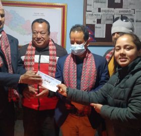 सेवा घरलाई पाँचखाल नगरपालिकाको १० थान ब्ल्याङ्केट सहयोग, २ लाख नगद सहयोग गर्ने घोषणा