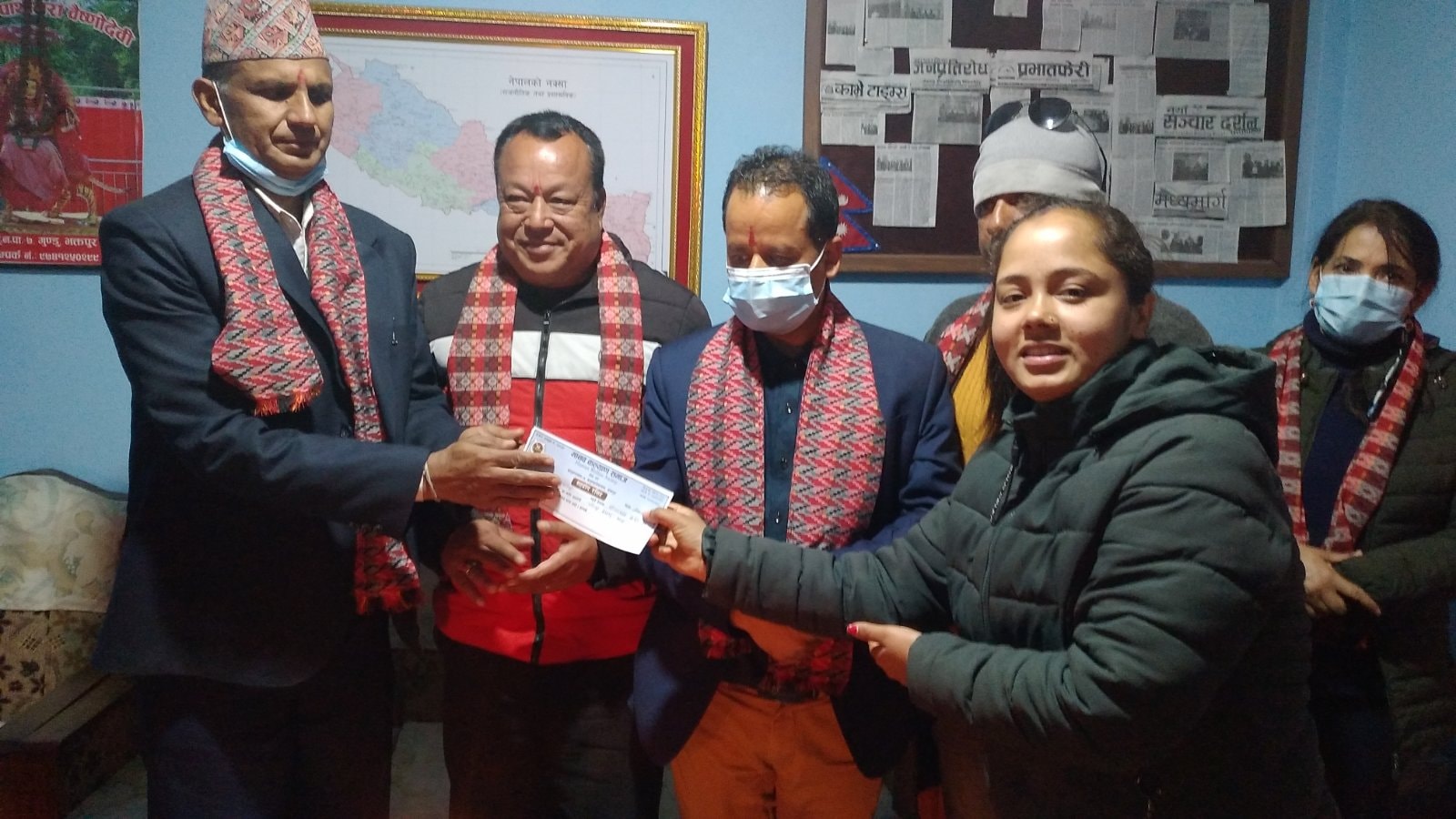 सेवा घरलाई पाँचखाल नगरपालिकाको १० थान ब्ल्याङ्केट सहयोग, २ लाख नगद सहयोग गर्ने घोषणा