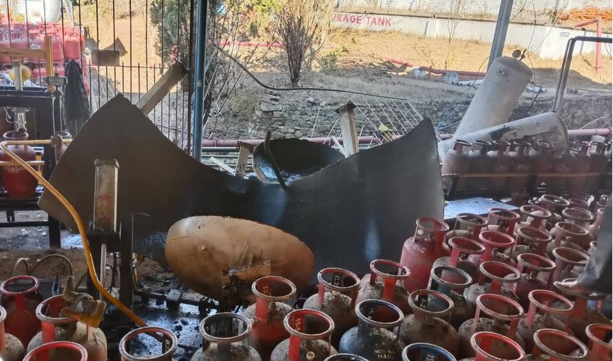 काभ्रेको बनेपामा ग्यास भण्डारण गर्ने ट्यांकी पड्कियो, ३ जना घा’इते