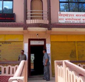काभ्रेमा नेकपा फुटको असरः मण्डनदेउपुर नगरपालिकामा नगरसभा हुन सकेन