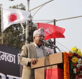 प्रधानमन्त्रीलाई गालीको वर्षा, सडकबाटै हटाउने चेतावनी