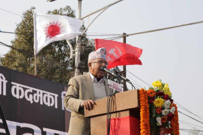 प्रधानमन्त्रीलाई गालीको वर्षा, सडकबाटै हटाउने चेतावनी