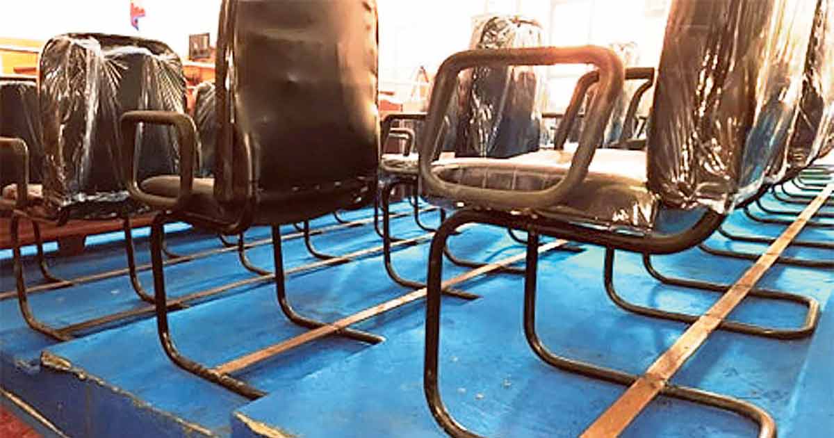 भुइँमा ठोकिए कुर्सी, ताकि संसद् चल्दा कसैले उठाउन नसकोस्