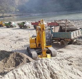 उत्खनन गर्न माग गर्दै आयोगमा निवेदन
