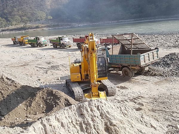 उत्खनन गर्न माग गर्दै आयोगमा निवेदन