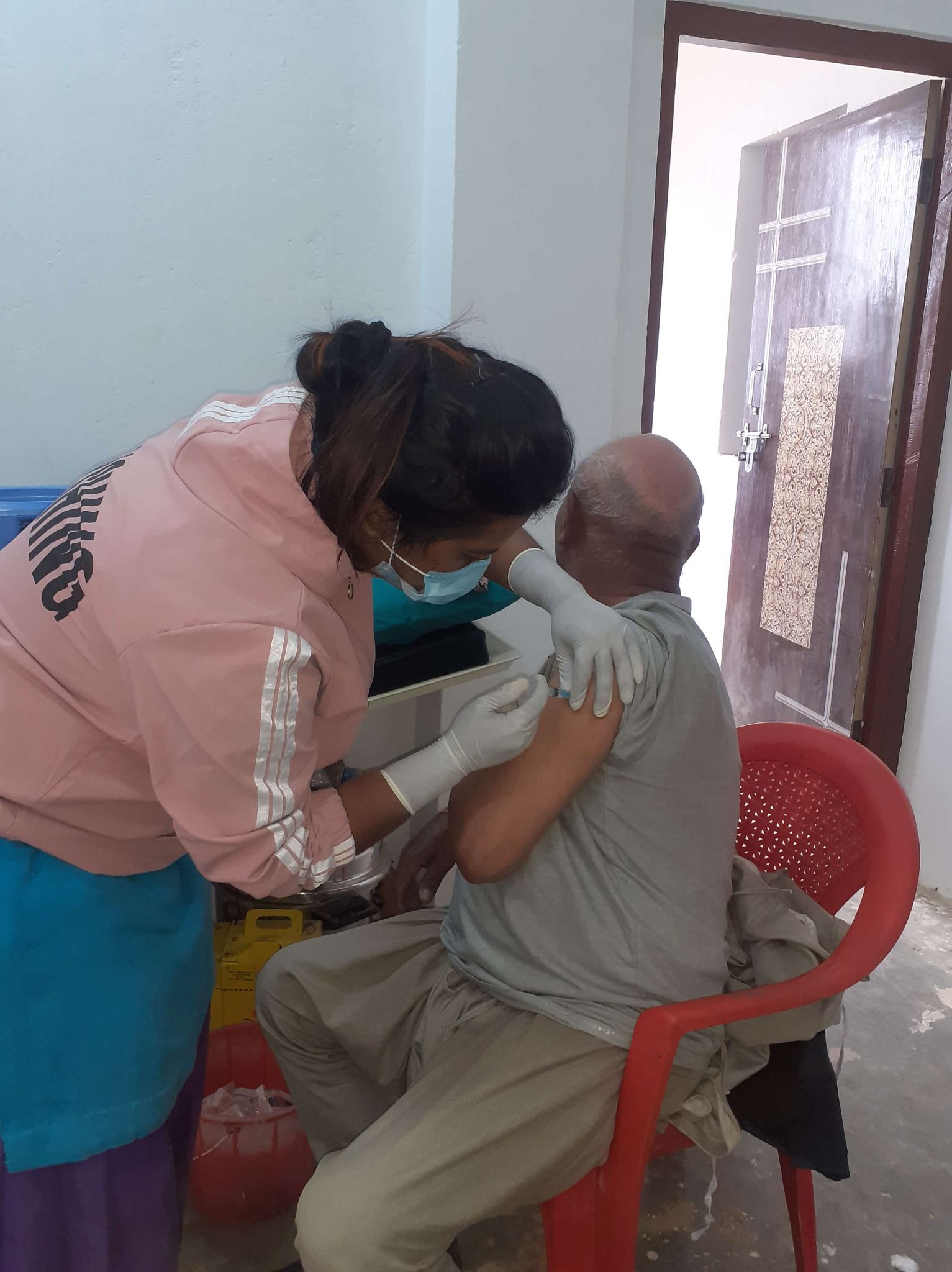 तेमाल सर्स्यूंखर्कमा १ सय जनाले लगाए कोभिड विरुद्धको खोप