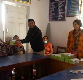काभ्रे पात्लेखेतका एकल महिलालाई रेडियो वितरण