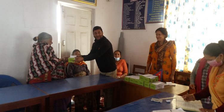 काभ्रे पात्लेखेतका एकल महिलालाई रेडियो वितरण