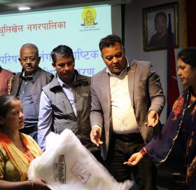 धुलिखेलका महिलालाई प्लाष्टिक टनेल र सिलाई मेशिन वितरण