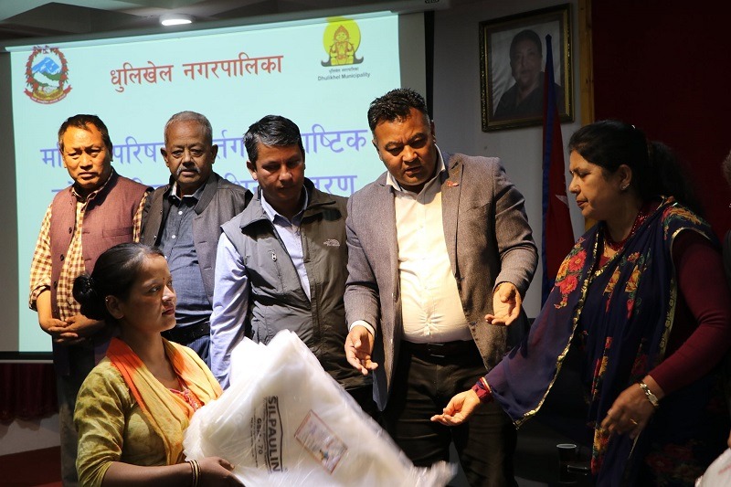 धुलिखेलका महिलालाई प्लाष्टिक टनेल र सिलाई मेशिन वितरण